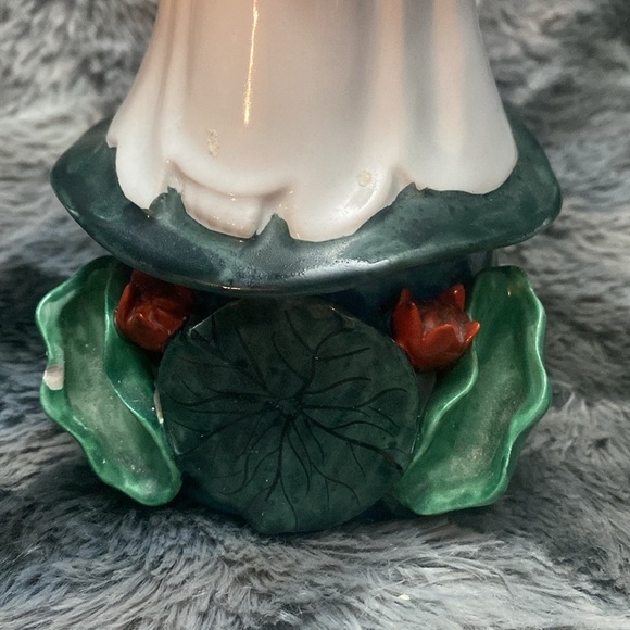 Elegant Porcelain Figurine with Gold Accents - Picture 15 of 16